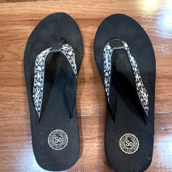 so brand flip flops